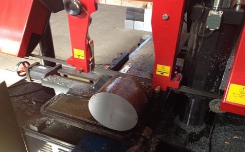 新丰卧式带锯床加工时出现明显振荡如何排查？