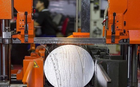 新丰立式金属带锯床切削出现跑带故障解决方法！